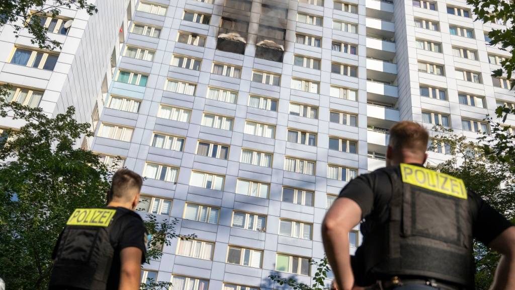 Grosseinsatz mit Verletzten bei Hochhausbrand in Berlin