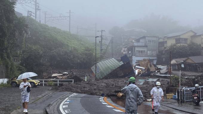 Gewaltige Schlammlawine zerstört Häuser in Japan - Mehrere Vermisste