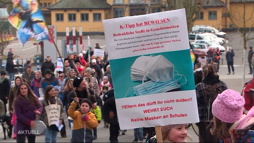 Eltern demonstrieren in Olten wegen der Maskenpflicht an Schulen
