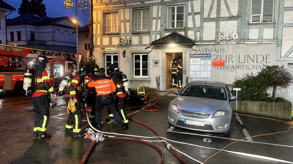 Brand in Wil: Feuerwehr findet bewusstlose Person vor