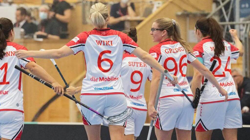Die Schweizer Unihockeyanerinnen schenken an der WM Lettland gleich 13 Tore ein
