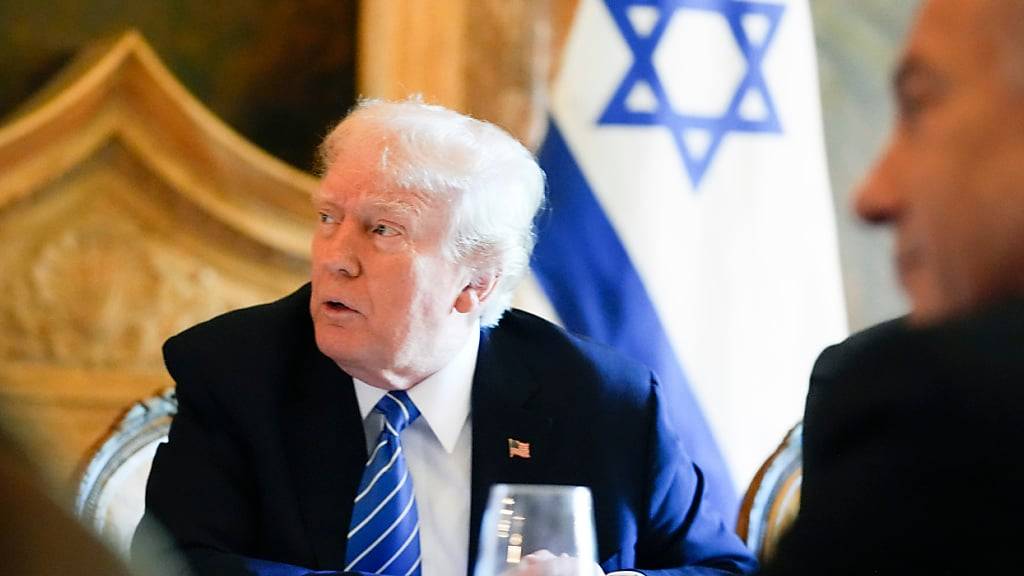 ARCHIV - Der republikanische Präsidentschaftskandidat und ehemalige US-Präsident Donald Trump (l) trifft den israelischen Ministerpräsidenten Benjamin Netanjahu in seinem Anwesen Mar-a-Lago. Foto: Alex Brandon/AP/dpa