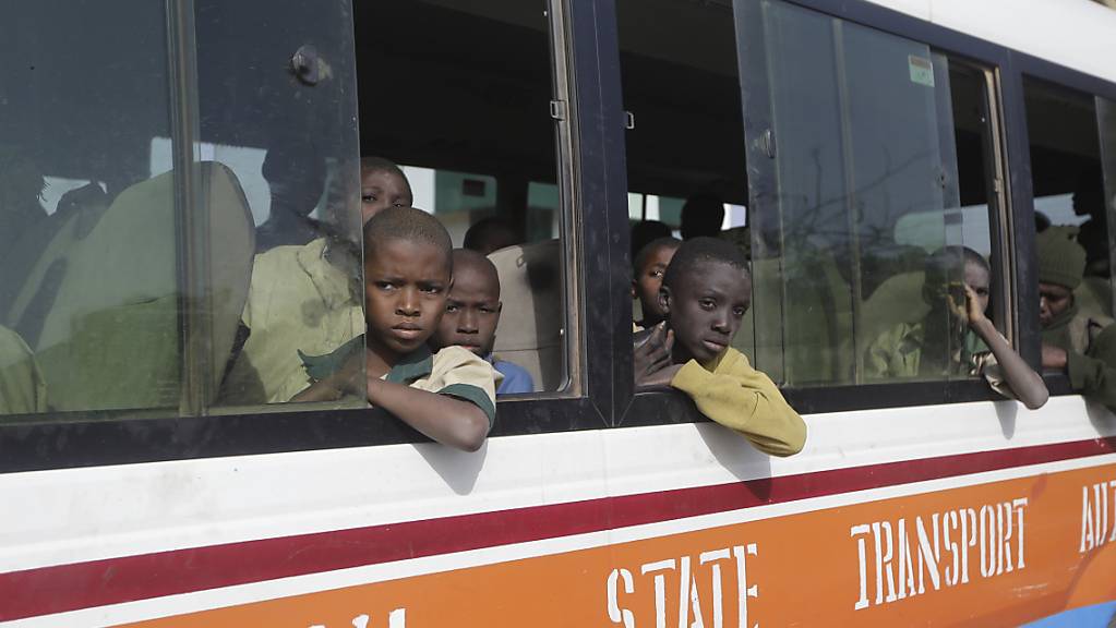 Die Schüler auf ihrem Weg nach Hause: Anfang der Woche waren über 300 Jungen aus ihrer Schule in Katsina im Nordwesten Nigerias von Extremisten entführt worden. Foto: Sunday Alamba/AP/dpa
