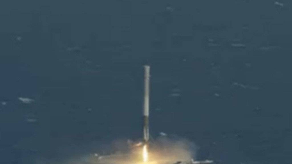 Die SpaceX-Rakete setzt auf einer Plattform im Atlantik auf. Nach mehreren gescheiterten Versuchen ist das Manöver am Freitag erstmals geglückt.
