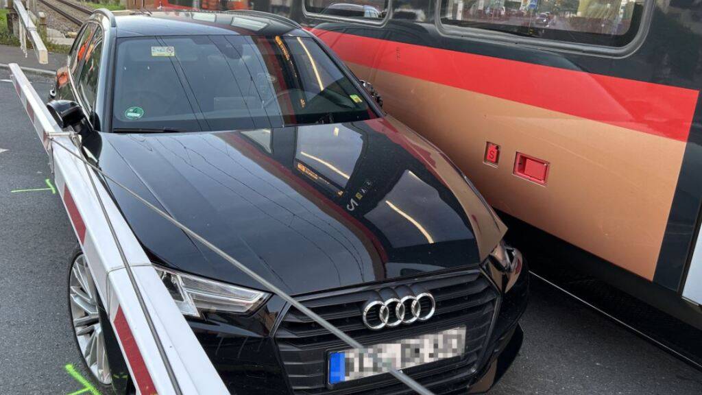 Das neben den Schienen stehende Auto wurde vom Zug gestreift.