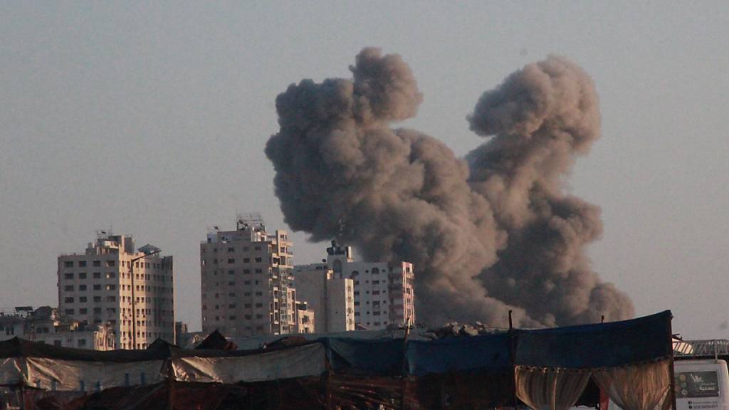 ARCHIV - Rauch über Chan Junis nach einem israelischen Luftangriff (Archivbild). Foto: Hadi Daoud/APA Images via ZUMA Press Wire/dpa