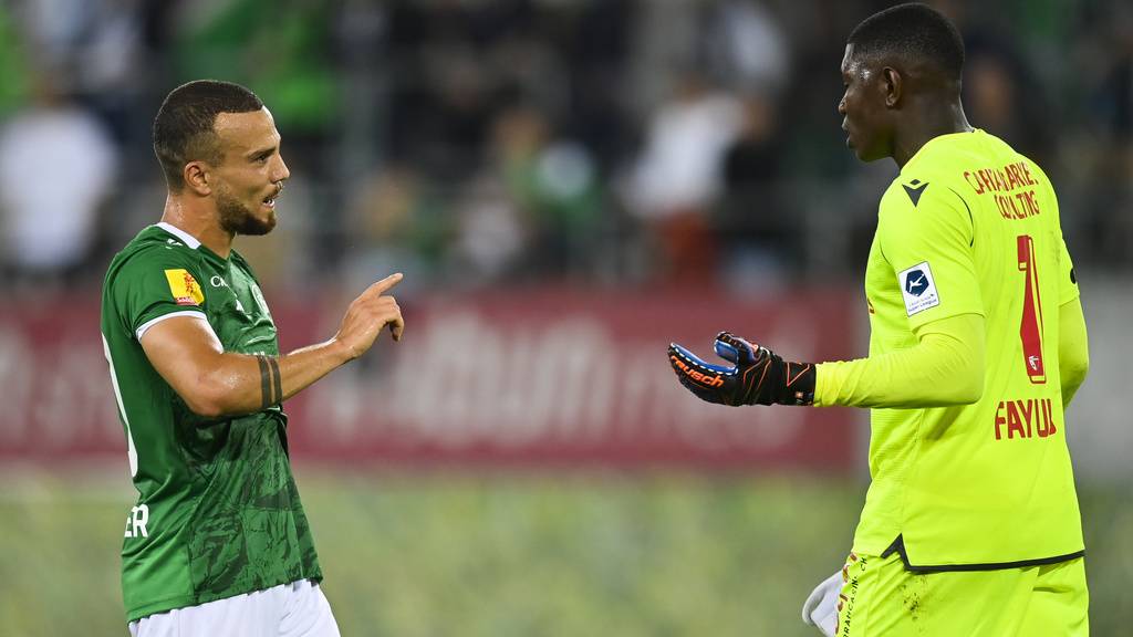 Nicolas Lüchinger beschwichtigt Sions Torhüter Timothy Fayul nach dem Spiel am Samstagabend. In dem Moment wusste er noch nicht, dass diverse Fans den Goalie rassistisch provoziert hatten. 