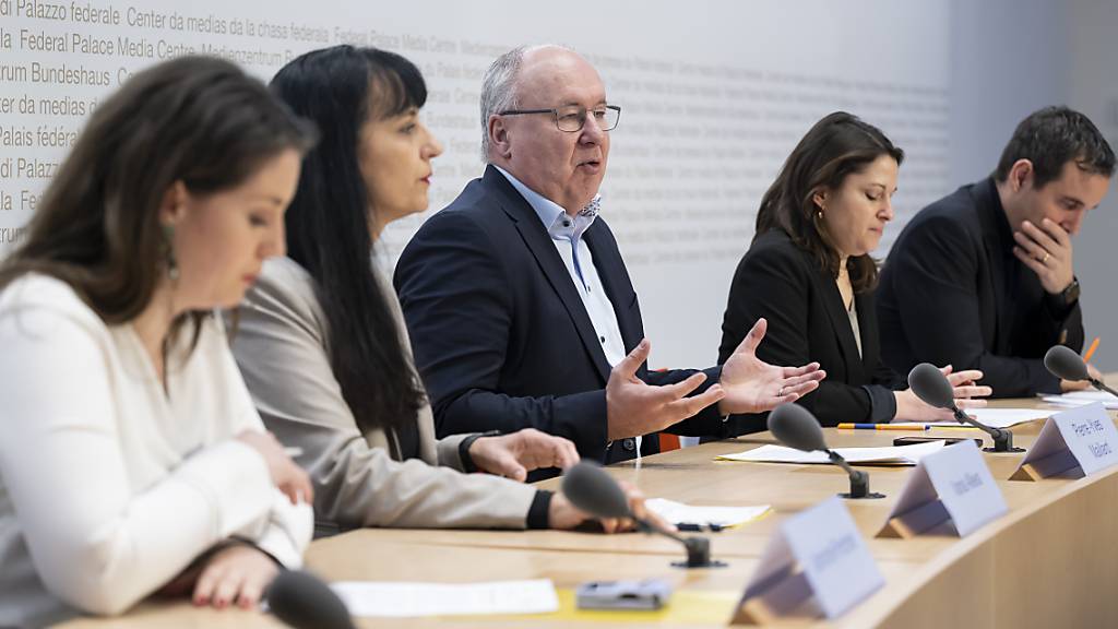 Pierre-Yves Maillard (Mitte), SP-Ständerat und Präsident des Schwiezerischen Gewerkschaftsbundes, legt in Bern vor den Medien die Argumente für eine 13. AHV-Rente dar.