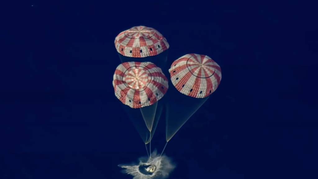 dpatopbilder - HANDOUT - In diesem Bild aus einem von der NASA zur Verfügung gestellten Video taucht die «Artemis 2» Orion-Kapsel in den Pazifischen Ozean ein. Foto: NASA/AP/dpa - ACHTUNG: Nur zur redaktionellen Verwendung und nur mit vollständiger Nennung des vorstehenden Credits