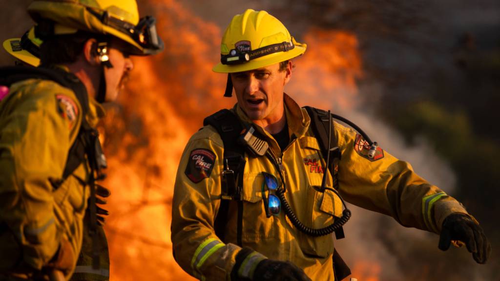 dpatopbilder - Feuerwehrleute bekämpfen das Sandy Fire in Simi Valley. Foto: Ethan Swope/AP/dpa