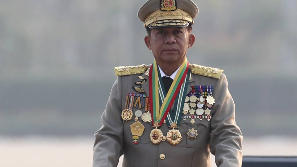 ARCHIV - General Min Aung Hlaing, Chef des Militärrates, inspiziert Offiziere während einer Parade anlässlich des 78. Tages der Streitkräfte Myanmars im März 2023. Foto: Aung Shine Oo/AP/dpa