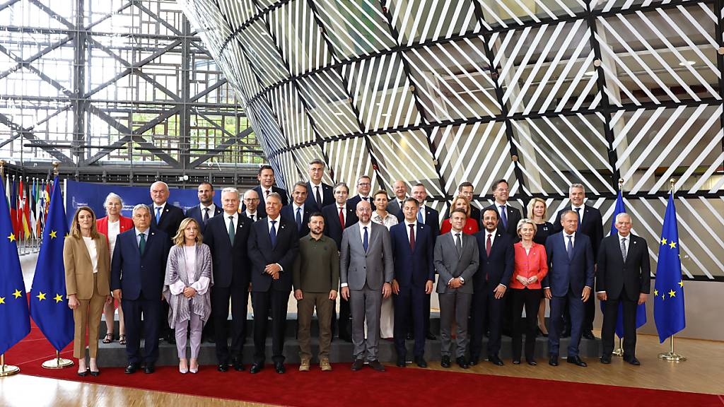 Die Staats- und Regierungschefs der Europäischen Union stellen sich für ein Gruppenfoto auf einem EU-Gipfel auf. Foto: Geert Vanden Wijngaert/AP/dpa