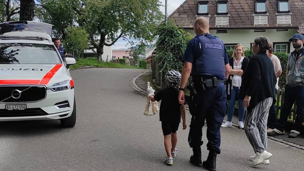 Kind darf Sack mit Schlange zum Polizeiauto tragen in Kölliken