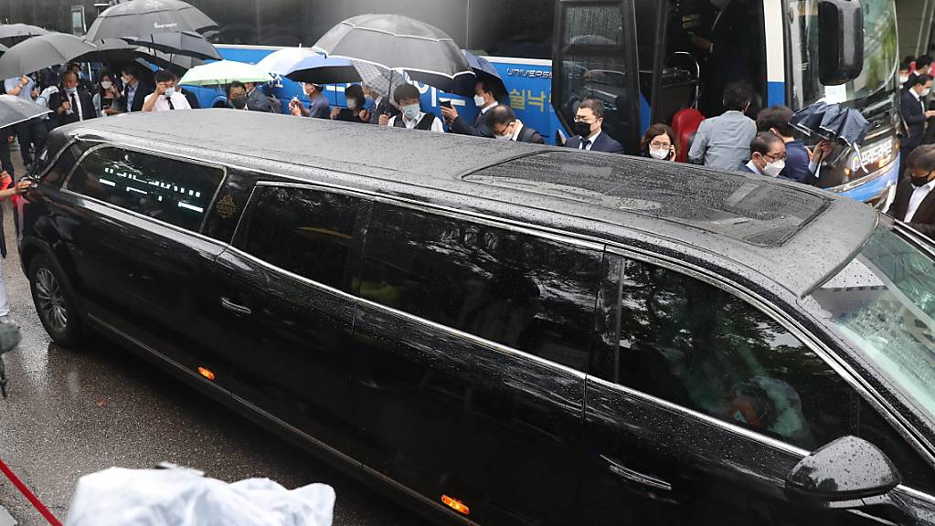 Ein Fahrzeug mit dem Sarg des verstorbenen Bürgermeisters Park Won-soon verlässt das Seoul National University Hospital auf dem Weg zum Rathaus zu der Trauerfeier. Der Bürgermeister von Seoul war am 10. Juli an einem Berg im Norden der Zehn-Millionen-Metropole tot aufgefunden worden. Foto: YNA/dpa
