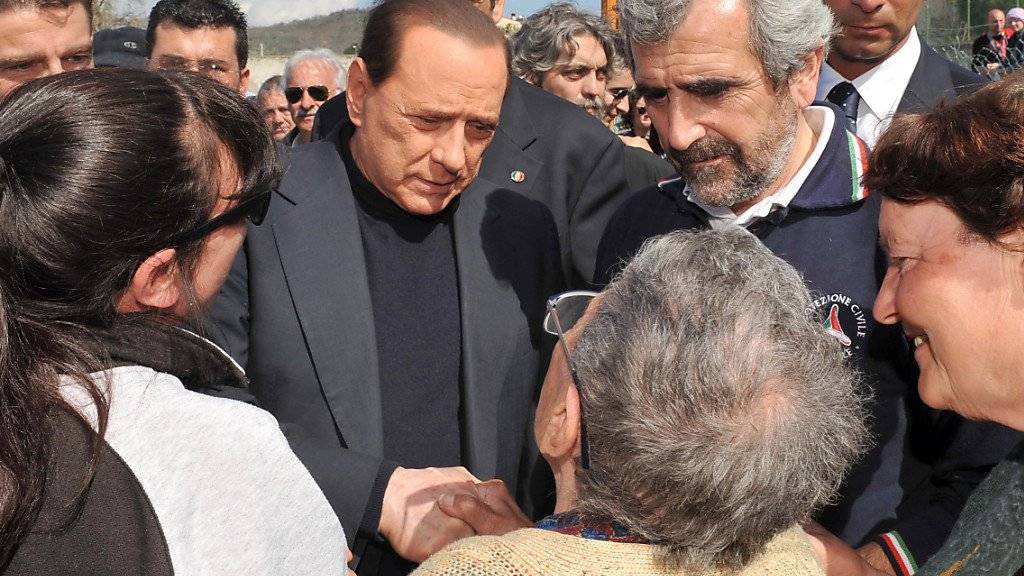 Der 82-jährige Silvio Berlusconi (Bildmitte) ist am Dienstag mit akuten Nierenkolik in die Mailänder San Raffaele-Klinik eingeliefert worden. Der viermalige Premier will bereits am Dienstagnachmittag an einer Wahlveranstaltung der Forza Italia in Arcore bei Mailand teilnehmen .