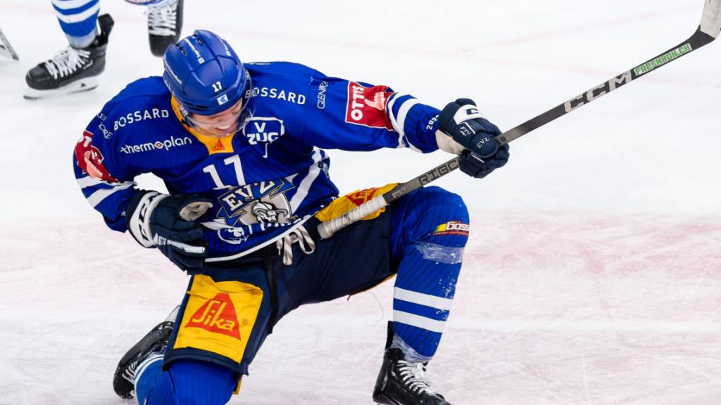 Zugs Attilio Biasca bejubelt sein Tor zum im Spiel gegen den HC Davos