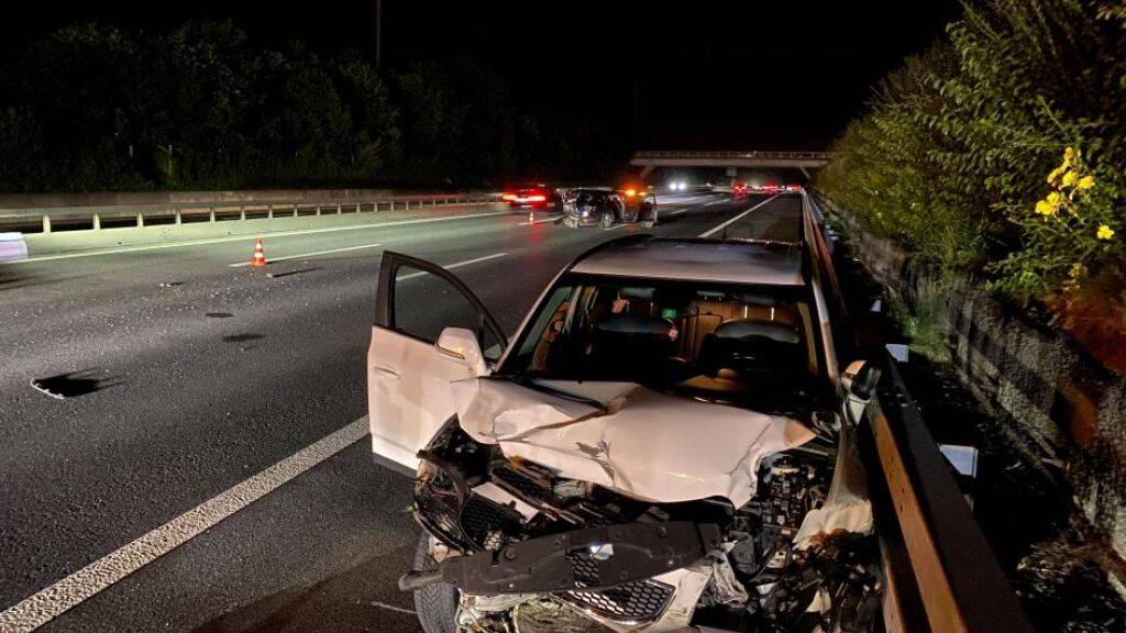 Das total beschädigte Auto des Unfallverursachers. Im Hintergrund ist das von hinten angefahrene Auto sichtbar.