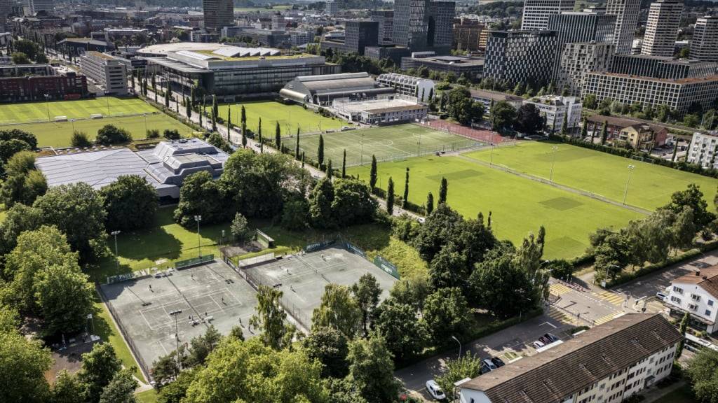 Im geplanten neuen Sportzentrum Oerlikon verdrängt König Fussball den Tennisclub. Der Tennisclub Oerlikon wird voraussichtlich nach Seebach umziehen.