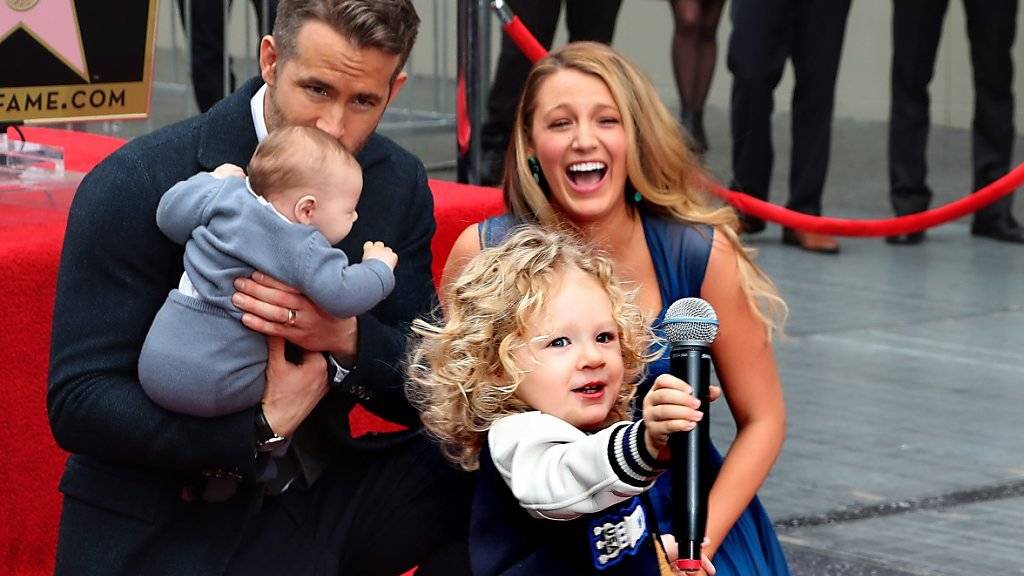 Bei der Sternen-Einweihung auf dem Walk of Fame zieht Ryan Reynolds Tochter eine kleine Show ab.