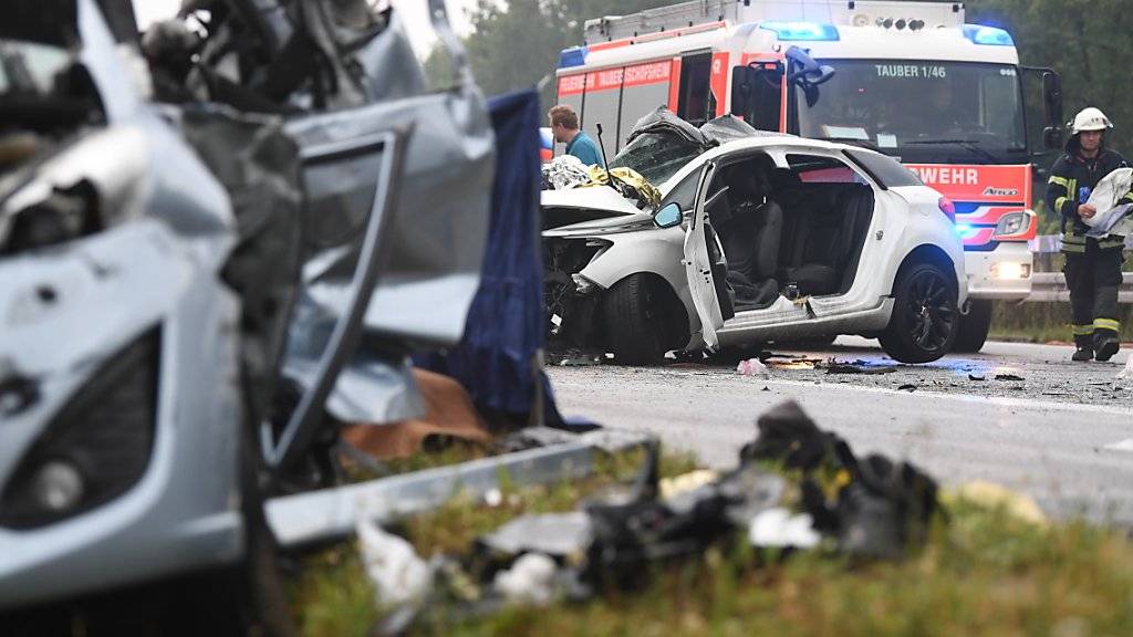 Bei dem Unfall auf der deutschen Autobahn A81 nahe Heilbronn krachten zehn Fahrzeuge, darunter drei Kleinbusse, ineinander.