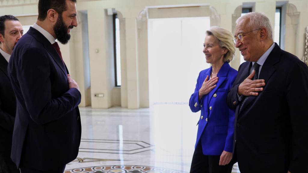 HANDOUT - Der syrische Übergangspräsident Ahmed al-Scharaa (l) begrüßt EU-Kommissionspräsidentin Ursula von der Leyen und den Präsidenten des Europäischen Rates, António Costa, in Damaskus. Foto: Uncredited/European Commission/AP/dpa - ACHTUNG: Nur zur redaktionellen Verwendung im Zusammenhang mit der aktuellen Berichterstattung und nur mit vollständiger Nennung des vorstehenden Credits