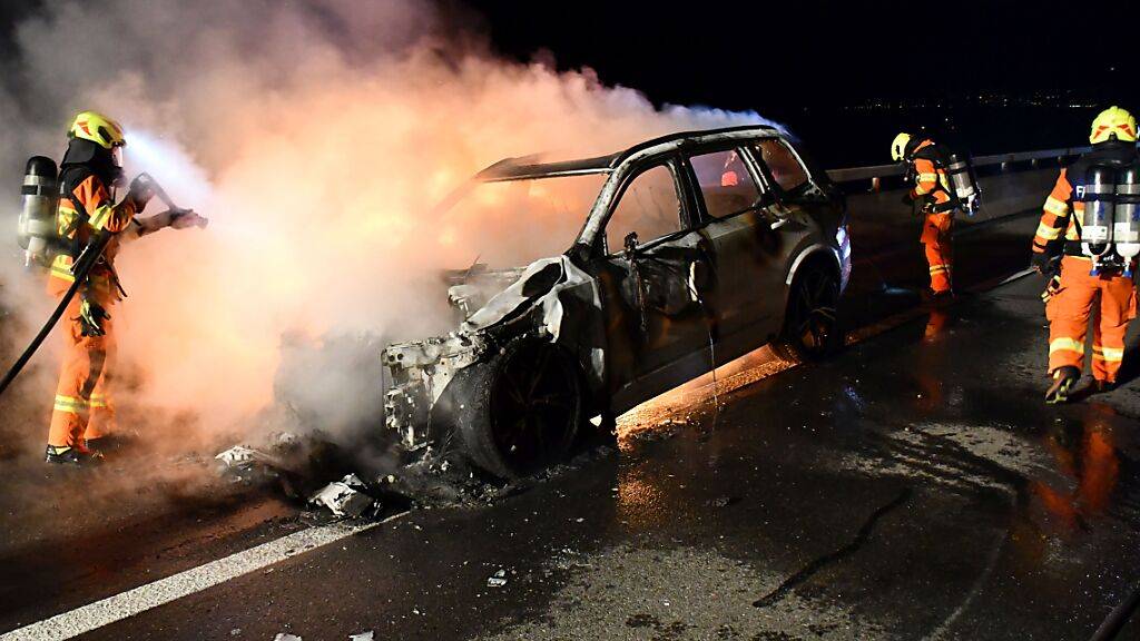 Vier Insassen eines Autos sind in der Nacht auf Sonntag unverletzt geblieben, als ihr Fahrzeug auf der Autobahn A2 in Richtung Stans in Vollbrand geriet.