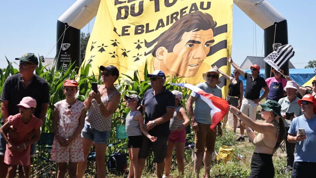 Vergangenen Freitag in der Bretagne: Bernard Hinault wird auf einem Banner als Tour-Legende gewürdigt
