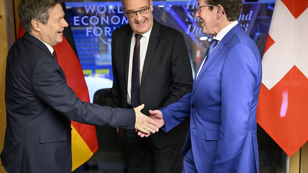 Energieminister Albert Rösti (rechts) und Wirtschaftsminister Guy Parmelin (Mitte) sind sich beim Gas-Solidaritätsabkommen mit Deutschland (im Bild Vizekanzler Robert Habeck) und Italien einig geworden. (Archivbild)