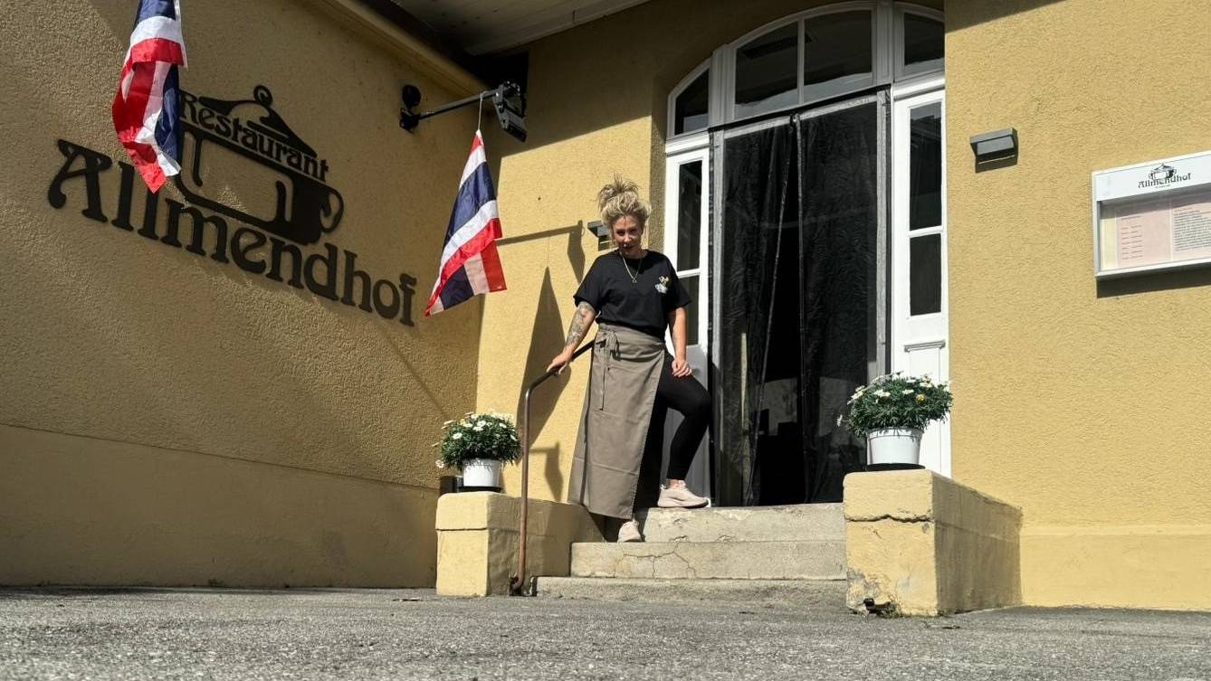 Eva Zeindler vor dem Eingang des Traditionsrestaurants Allmendhof in Thun.