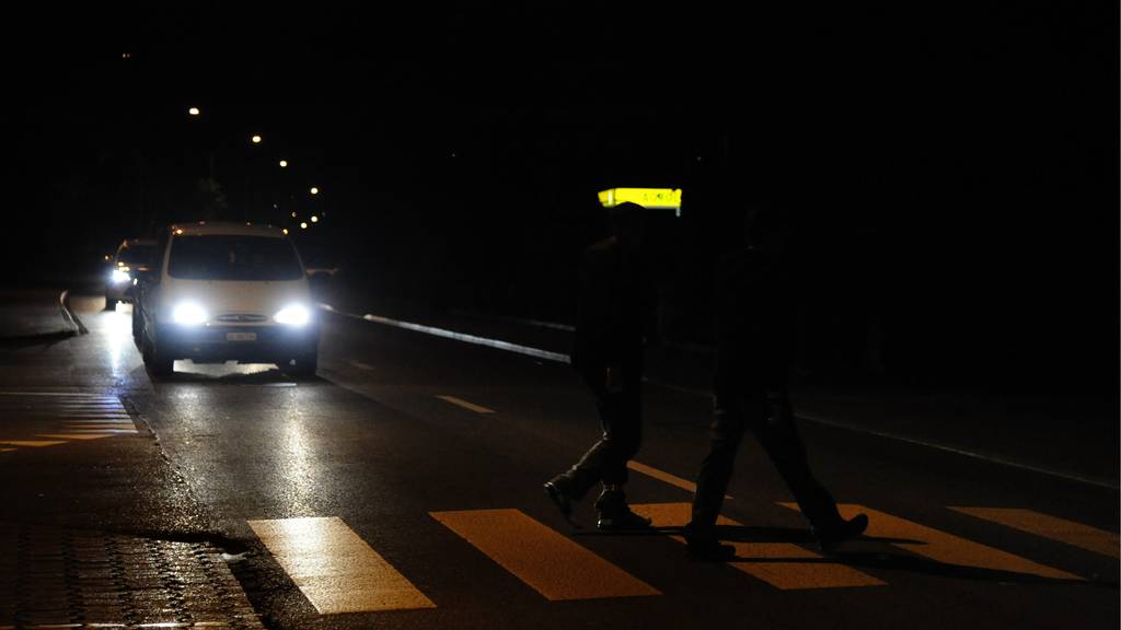 Auto und Fussgänger bei Nacht