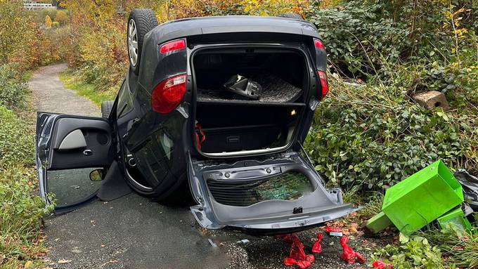 Auto landet auf Dach: zwei Personen bei Selbstunfall verletzt