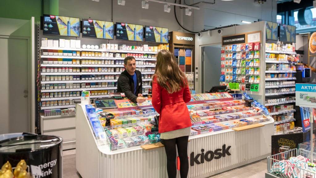 Die Kiosk-Betreiberin Valora nahm im ersten Halbjahr mehr ein mit Lebensmitteln und Tabakwaren. (Archivbild)