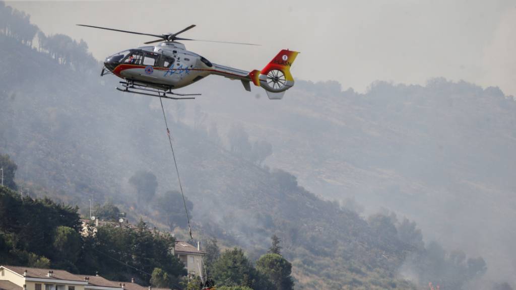 Einsatzkräfte bekämpfen ein Feuer im Bergpark Castillo in der Nähe von Tivoli, ein paar Kilometer von Rom entfernt. Foto: Cecilia Fabiano/LaPresse/AP/dpa