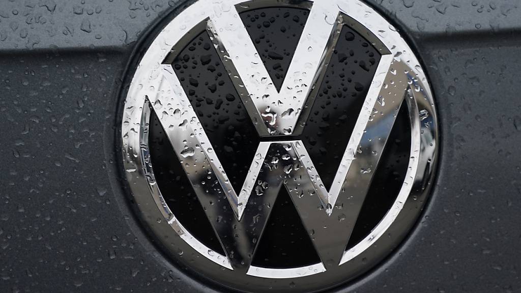 Bei Europas grösstem Autobauer Volkswagen drohen nach dem Ende der Friedenspflicht flächendeckende Warnstreiks. (Archivbild)