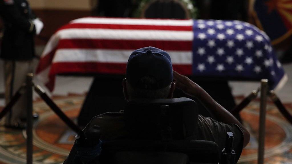 Ein früherer Soldat salutiert vor dem Sarg des verstorbenen US-Senators und Kriegsveteranen John McCain im Parlamentsgebäude von Arizona.