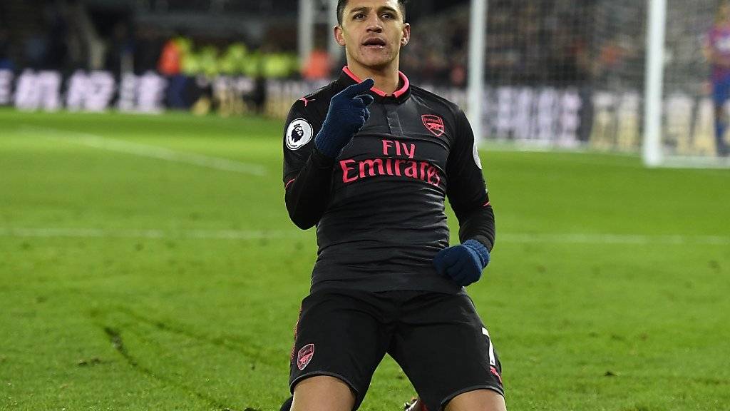 Arsenals Alexis Sanchez jubelt auf den Knien nach seinen zwei Toren