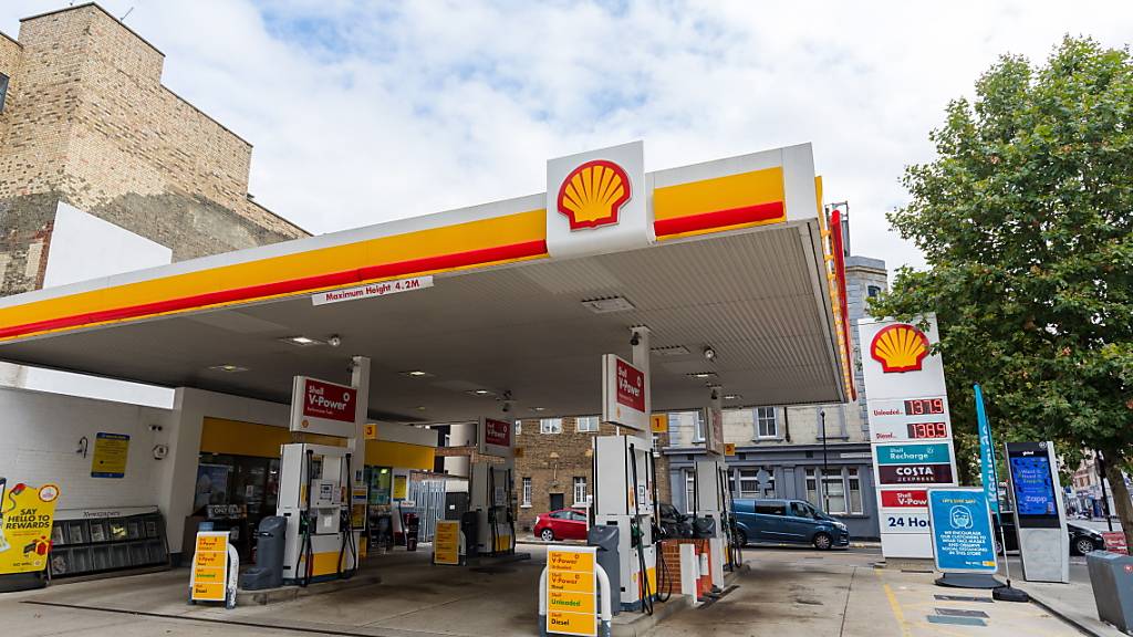 Der britisch-niederländische Ölkonzern Shell musste eine Abschreibung von 5,2 Milliarden Dollar auf die Bewertung von Terminkontrakten vornehmen. (Archivbild)