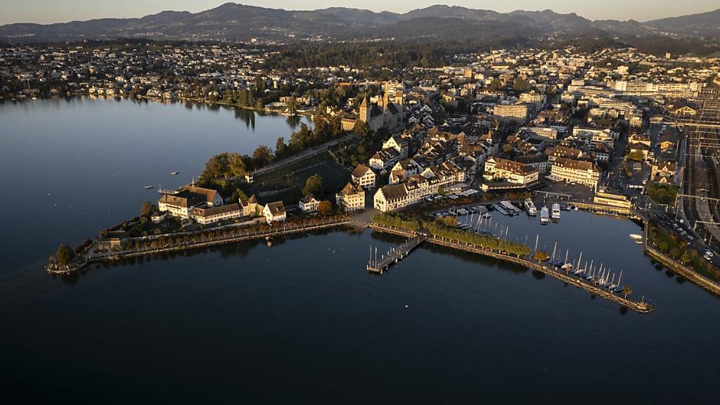 In Rapperswil-Jona wird seit längerem über ein Grundstückgeschäft zwischen dem Stadtrat und der Schweizer Tochterfirma eines chinesischen Unternehmens gestritten. (Archivbild)