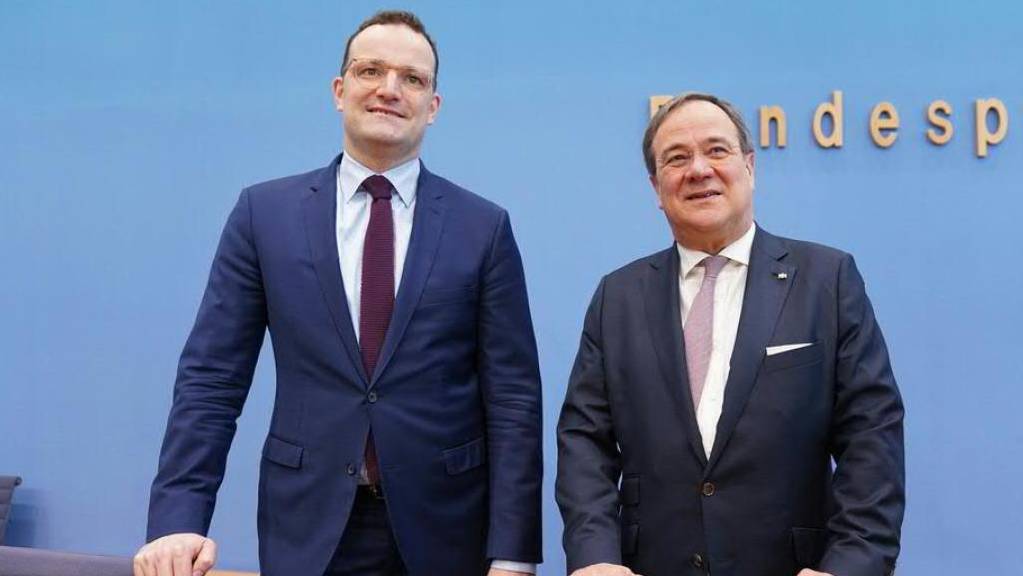 Der Ministerpräsident von Nordrhein-Westfalen, Armin Laschet, (rechts) kandidiert als CDU-Parteichef, Gesundheitsminister Jens Spahn (links) als sein Stellvertreter.