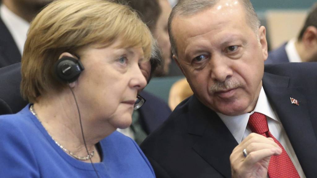 ARCHIV - Bundeskanzlerin Angela Merkel und Präsident Recep Tayyip Erdogan bei einem Treffen im Januar 2020. Merkel bemühte sich in Gesprächen mit der Türkei und Griechenland um Entspannung. Foto: Uncredited/Pool Presidential Press Service/AP Pool/dpa
