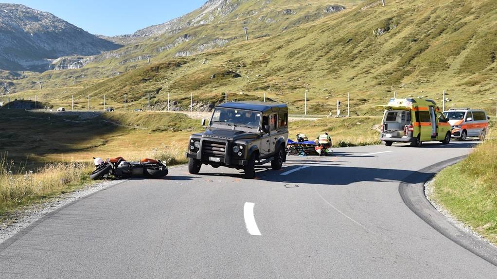 Die Kantonspolizei Graubünden untersucht nun, warum der Töffahrer auf die Gegenfahrbahn geraten ist.
