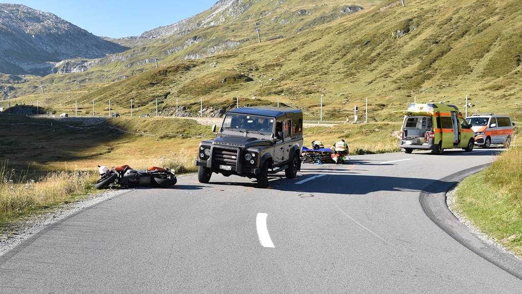 Die Kantonspolizei Graubünden untersucht nun, warum der Töffahrer auf die Gegenfahrbahn geraten ist.