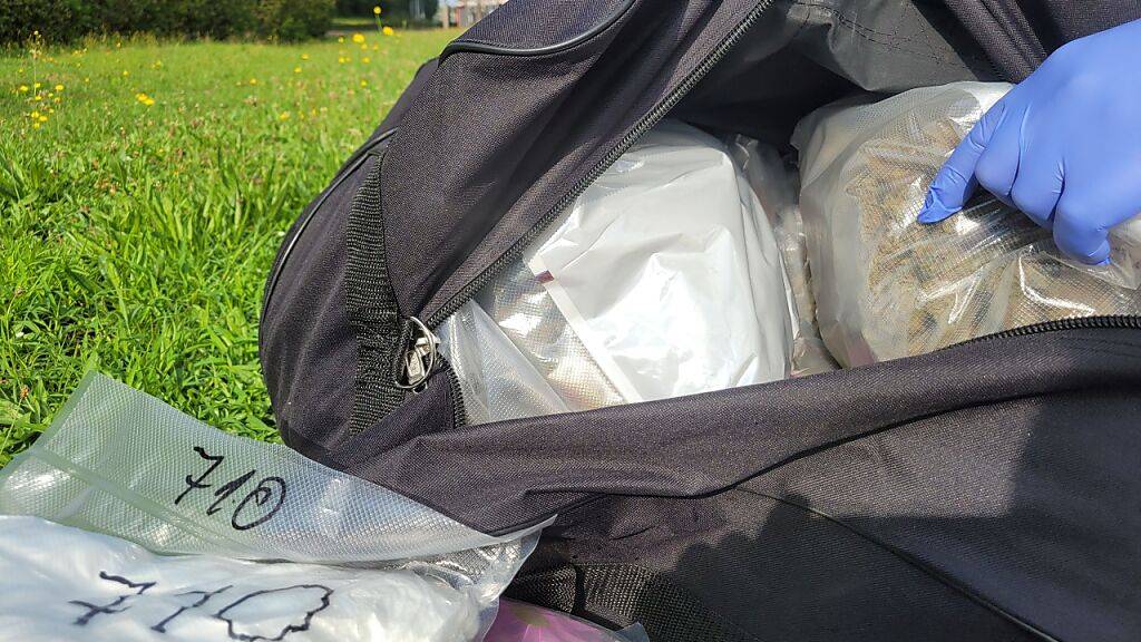 Die Drogen waren in einem Sack versteckt, der sich im Innenraum des Autos des Belgiers befand.