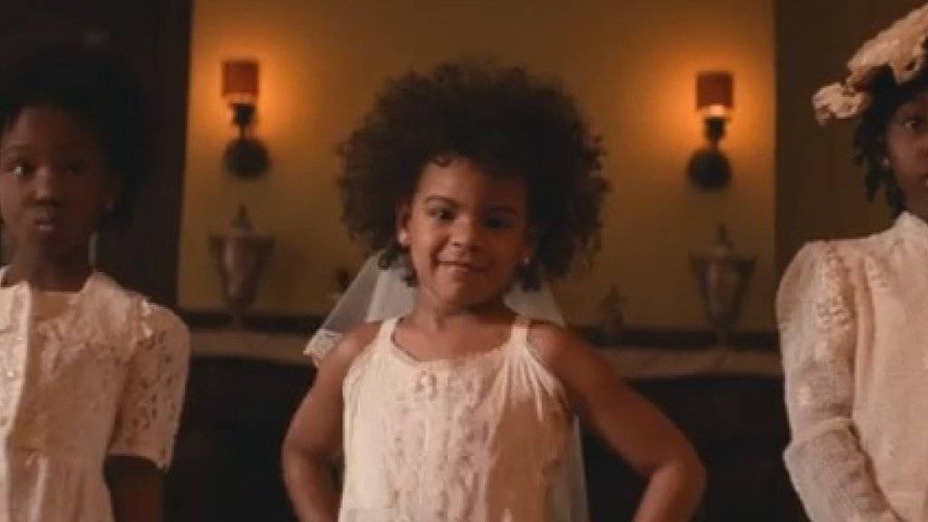 Unverkennbar die Mama: Blue Ivy Carter (M) in Beyoncés neuem Videoclip «Formation» (Screenshot)