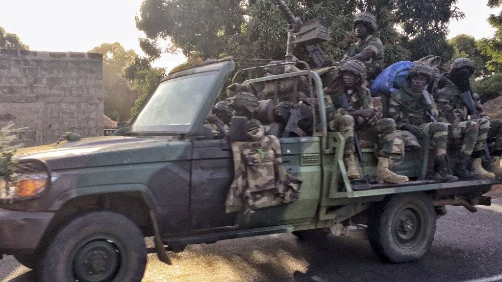 Senegalesische Soldaten auf dem Weg zur gambischen Grenze.