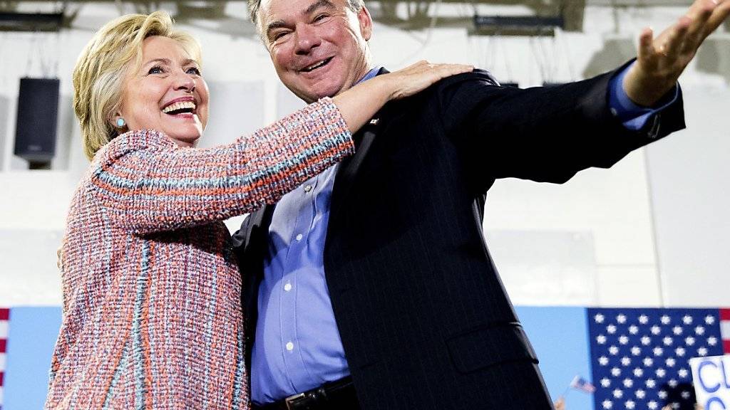 Wollen gemeinsam zum Wahlsieg tanzen: Hillary Clinton setzt Senator Tim Kaine als Kandidat fürs Vizepräsidium aufs Ticket der US-Demokraten. (Archivbild)