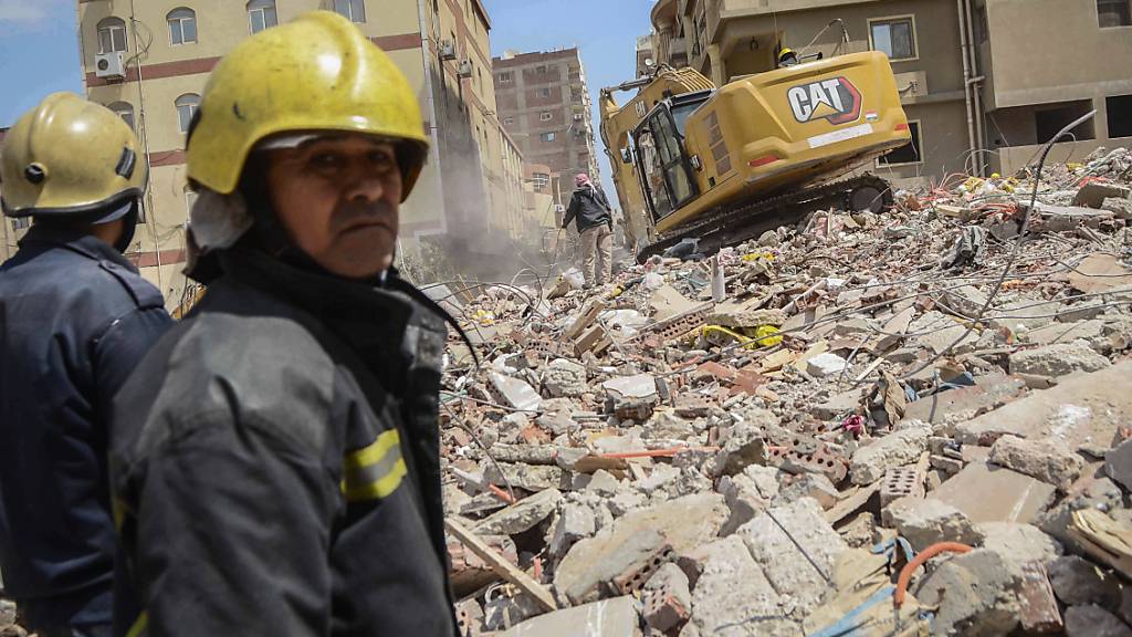 Rettungskräfte durchsuchen die Trümmer eines eingestürzten Wohnhauses. Foto: Tarek Wajeh/dpa