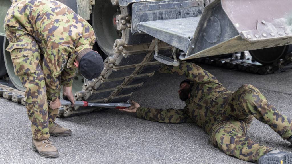 Der Ständerat will rechtlich verankern, dass der Personal-Effektivbestand der Armee vorübergehend überschritten werden darf. (Symbolbild)