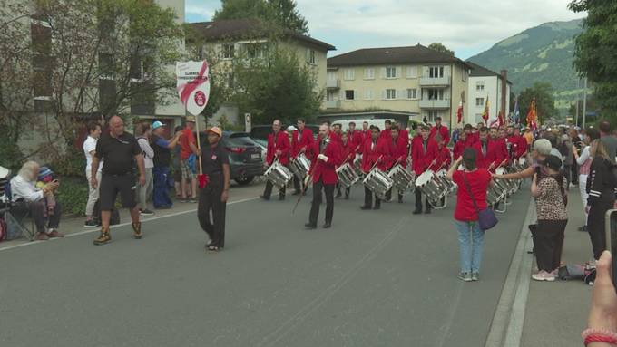 Grosser Festumzug vom Dorf bis ins Festgelände