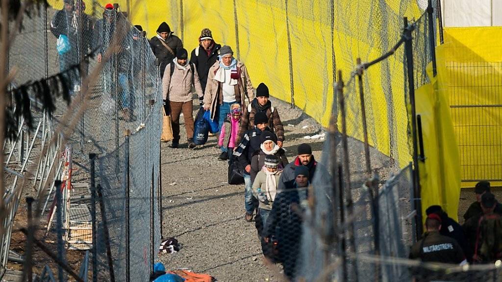 Flüchtlinge nach dem Grenzübertritt von Slowenien nach Österreich: Wird die kürzlich festgelegte Obergrenze in Österreich in einigen Monaten erreicht, will das Land Flüchtlinge zurückweisen.